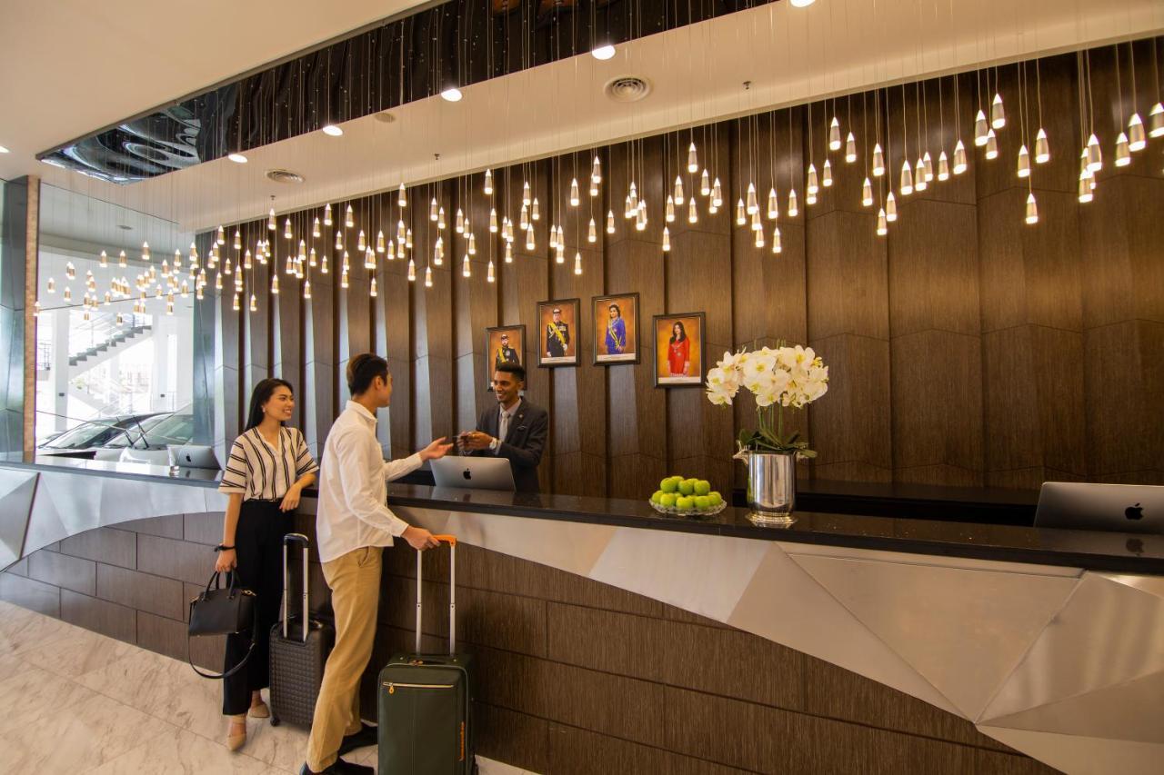 Fraser Place Puteri Harbour Нусаджайя Экстерьер фото The lobby of the hotel